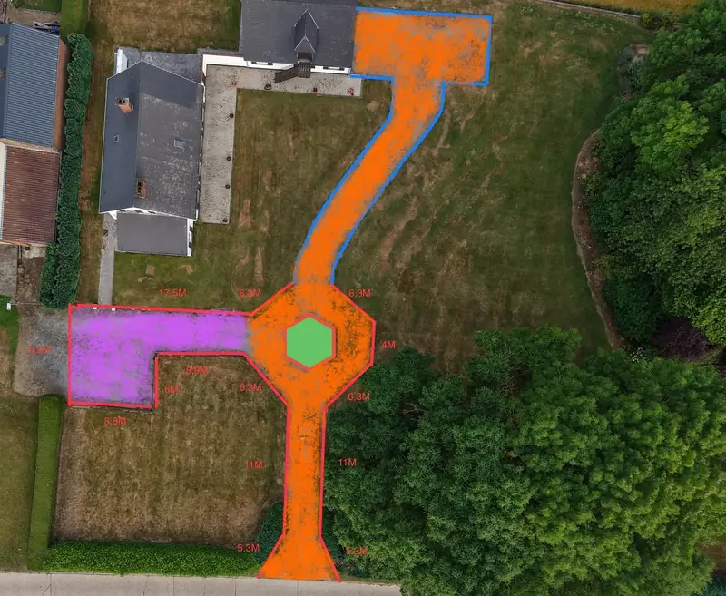 Plan d'aménagement tracé sur la vue aérienne : nouvelle allée, zone de stationnement et rond-point central, avec cotes